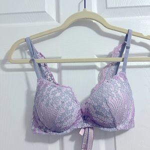 Beautiful Victoria’s Secret bra very detail in a super nice condition